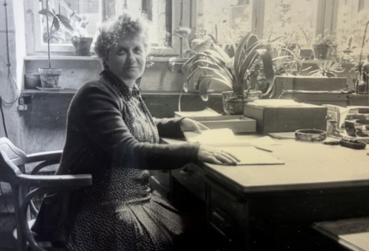 Oma HAAG im Büro