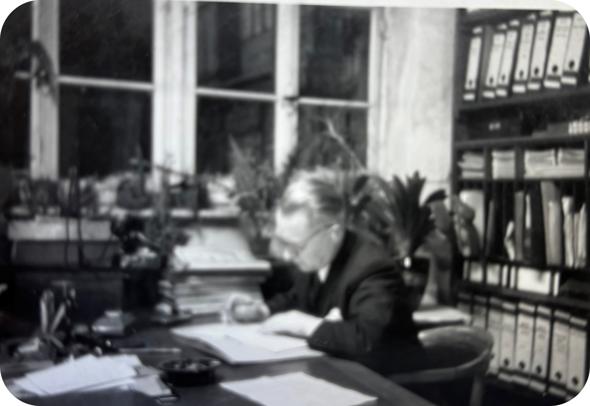 Jacob HAAG am Schreibtisch, 1930